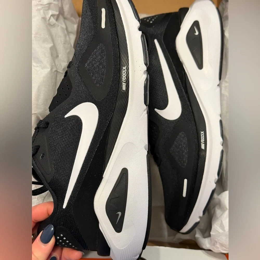 Nike Structures 26 - Black and White Running Shoes
WOMENS SIZE 7.5
MENS SIZE 6 - Picture 3 of 3